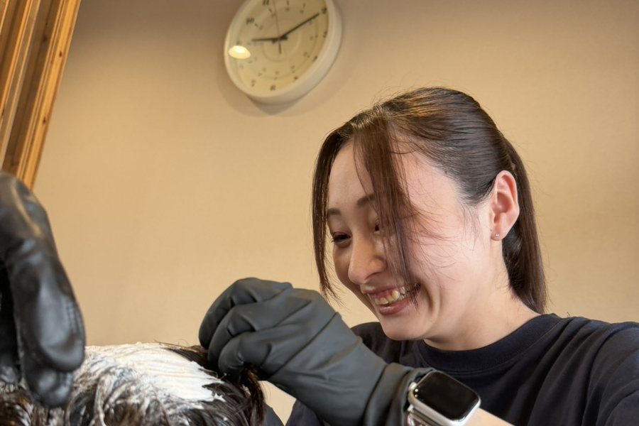 髪質改善スペシャリスト 加藤朱華。完全マンツーマンで、芯から扱いやすいツヤ髪へ導きます。