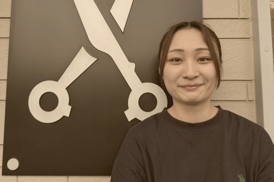 髪質改善スペシャリスト 加藤朱華。完全マンツーマンで、芯から扱いやすいツヤ髪へ導きます。